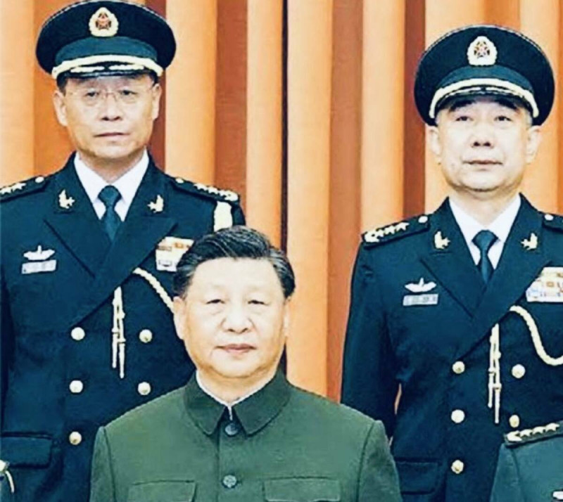 中國國家主席暨中央軍委會主席習近平（中）7月31日為新任火箭軍司令員王厚斌（後排左）、新任火箭軍政委徐西盛（後排右）晉升上將軍銜。   圖：翻攝央視