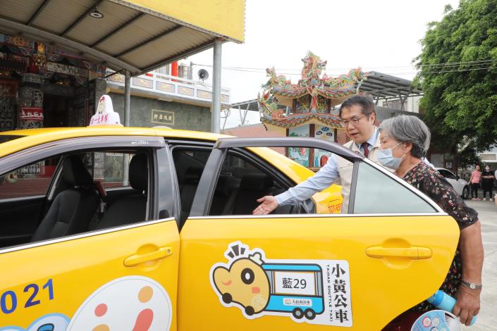 北漂返鄉攝影師潘俊霖指出，台南市推出「小黃公車」，不但照顧老年人，更讓出外打拼的年輕人無後顧之憂，圖右二為台南市長黃偉哲。   圖：翻攝自台南市政府
