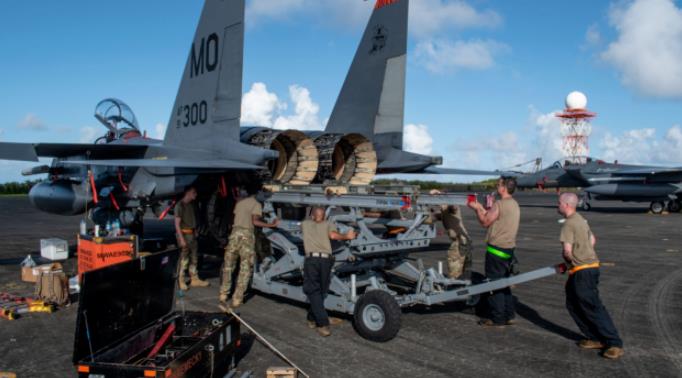 美軍演練在硫磺島為 F-15 更換發動機。   圖 : 翻攝自新華網