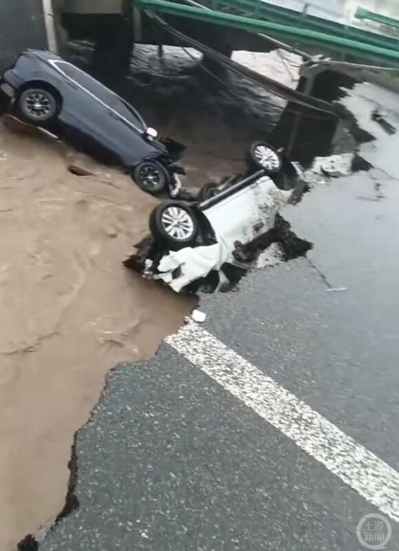 在強降雨下，連接黑龍江省哈爾濱市與牡丹江市的哈牡高速在 3 日發生橋樑塌陷， 2 輛汽車被困。   翻攝自新浪財金
