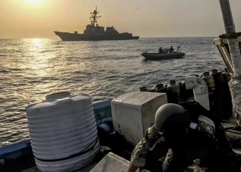 美國海軍正攔截非法武器運輸船，最近幾個月內已截獲多艘伊朗軍火運輸船。   圖：翻攝自河東三叔
