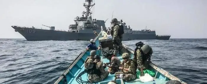 美國海軍從非法武器運輸船獲得武器、砲彈後，將武器交給烏克蘭。   圖：翻攝自河東三叔