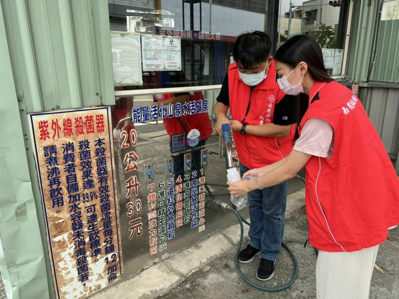 6個縣市的36家加水站中，有3家未遵守衛生管理規定，另有2家加水站的水樣含有綠膿桿菌。消保處已要求改善。   圖：南投縣政府／提供