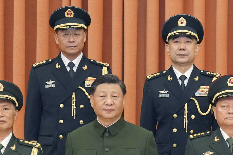 中國「火箭軍」高層遭集體整肅之際，中共總書記習近平換上與火箭軍毫無淵源的其他將領來領導。   圖：翻攝央視