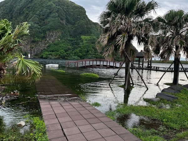 龜山島受本次颱風襲擊，南北岸兩座碼頭均有大量淤積堵住通道及設施步道積水、環境災損。   圖：取自東北角之友臉書