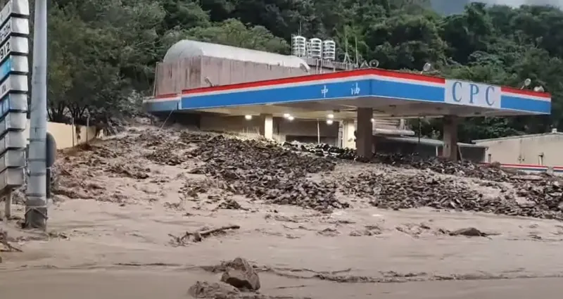 卡努颱風雖然未侵襲中南部地區，不過牽引的西南風以及相關低壓帶仍然持續影響台灣天氣，中南部山區近日都降下豪雨，也傳出不少災情。   圖：翻攝自記者爆料網