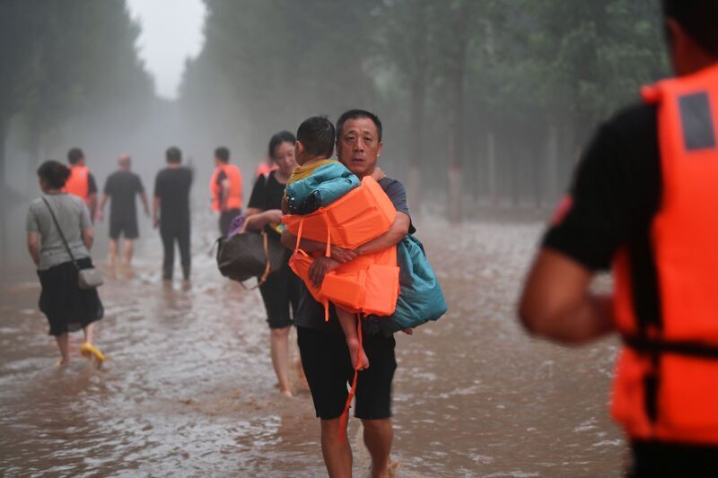 中國河北保定涿州汛情嚴峻，受困人員陸續被救出。   圖：翻攝自中新社