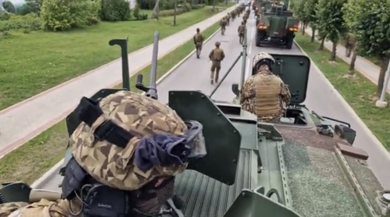 防範瓦格納突襲，拉脫維亞軍隊正在靠近白俄羅斯邊境。 圖：翻攝自推特「@visegrad24」