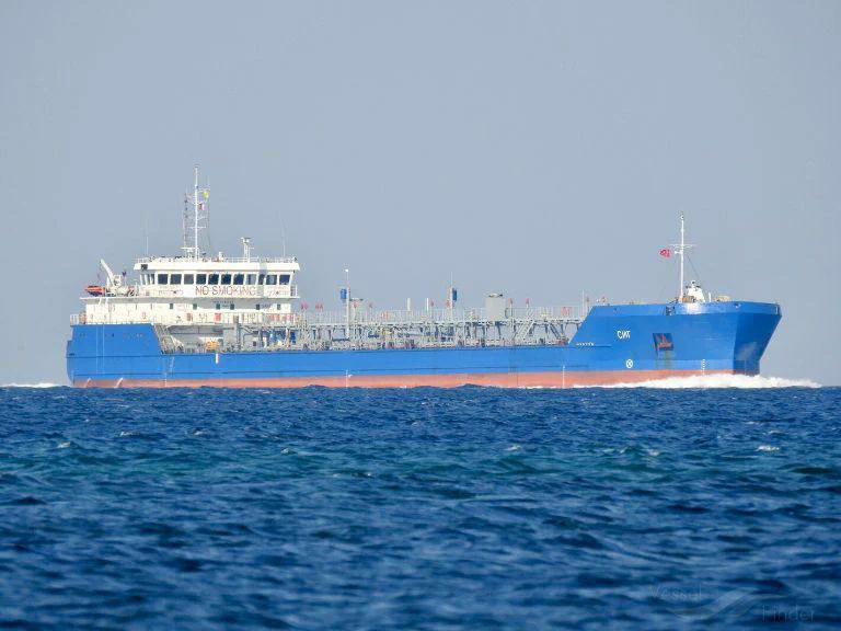 俄羅斯油輪 SIG 號行經克赤海峽時，遭烏軍無人艇衝撞，導致船身毀損，現已拖回港口進行修復。   圖：翻攝自推特@Maks_NAFO_FELLA