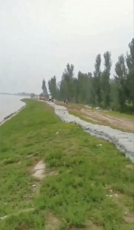 涿州望海村莊、朱莊村當地居民拍下沿海囤放「灰白色」沙包。   圖：翻攝自網路