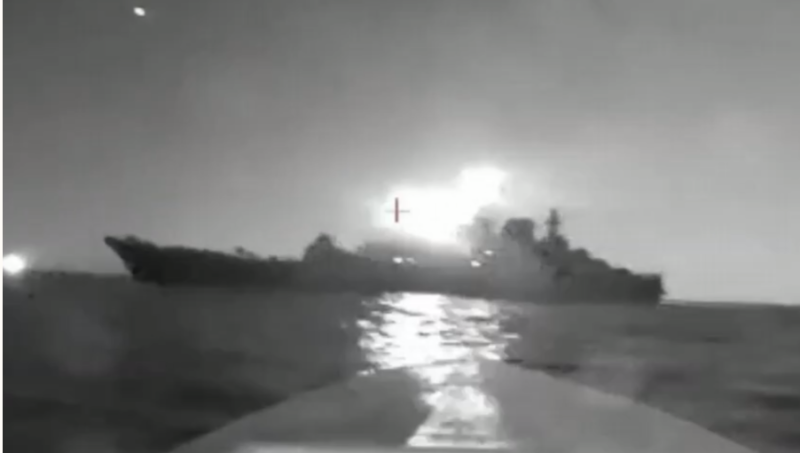 烏克蘭無人機襲擊俄羅斯海軍大型登陸艦「奧列諾格斯基．戈爾尼亞克號」（Olenegorsky Gornyak），襲擊畫面曝光。   圖：翻攝自新浪網