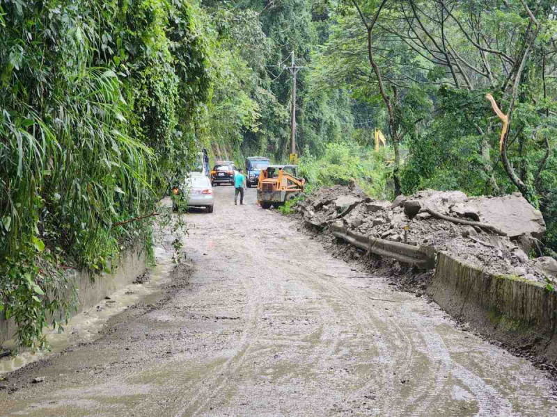 卡努颱風帶來強降雨，嘉義縣山區多條道路中斷，5日下午5時已全數搶通。   圖：嘉義縣政府/提供