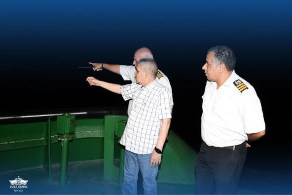 蘇伊士運河1艘拖船遭油輪撞擊後沉沒，1名船員仍下落不明。   圖片來源/facebook.com/SuezCanalAuthorityEG