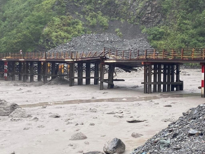 卡努颱風為高雄山區帶來強降雨，桃源區玉穗溪溪水暴漲，土石流夾帶石塊將南橫公路明霸克露橋鋼便橋沖毀。   圖片來源:高雄市原民會提供