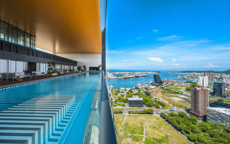承億酒店全球唯一「高空懸挑透明無邊際游泳池」。   圖：高雄市觀光局提供