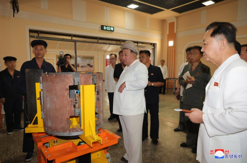 金正恩表示，戰略導彈的引擎是最為重要的部分之一，北韓應保障導彈引擎原料的供應鏈、生產的速度與產品品質等。   圖：翻攝自朝中社