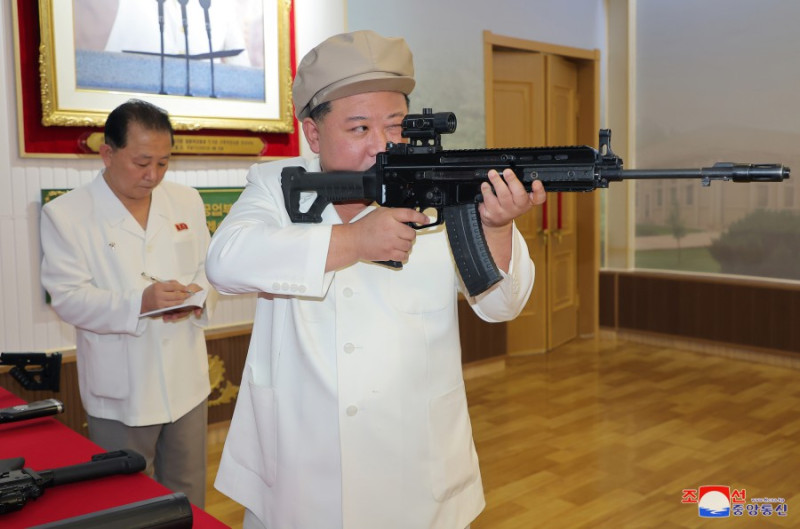 金正恩近日視察多家兵工廠，手持北韓生產的步槍瞄準。   圖：翻攝自朝中社