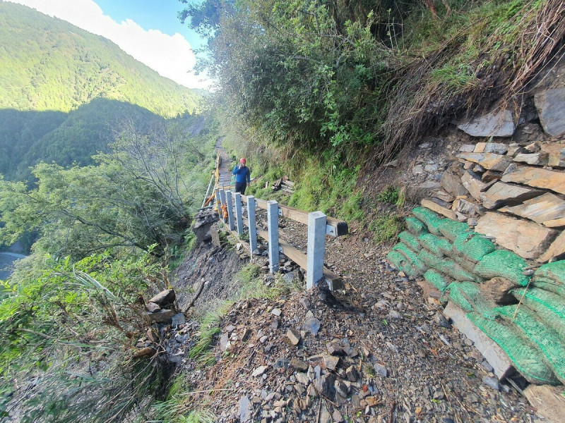玉山主群峰線步道，也受到影響，有多處坍方、倒木落石及路基掏空。   圖：翻攝自玉山國家公園臉書