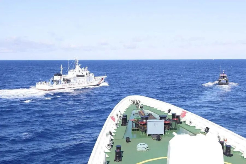 菲律賓譴責中國海警在南海攔截並用水砲轟擊一艘菲軍用補給船，並抨擊其「過度」和「攻擊性」的行動。 圖：截取自中國海警
