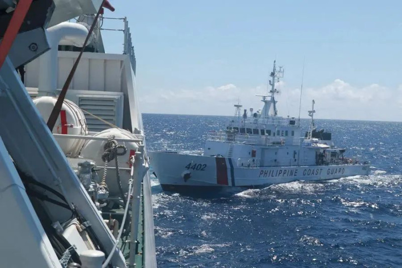 中國敦促菲方立即停止在該海域的侵權活動，表示中國對包括仁愛礁在內的南沙群島及其附近海域擁有無可爭辯的主權。   圖：截取自中國海警