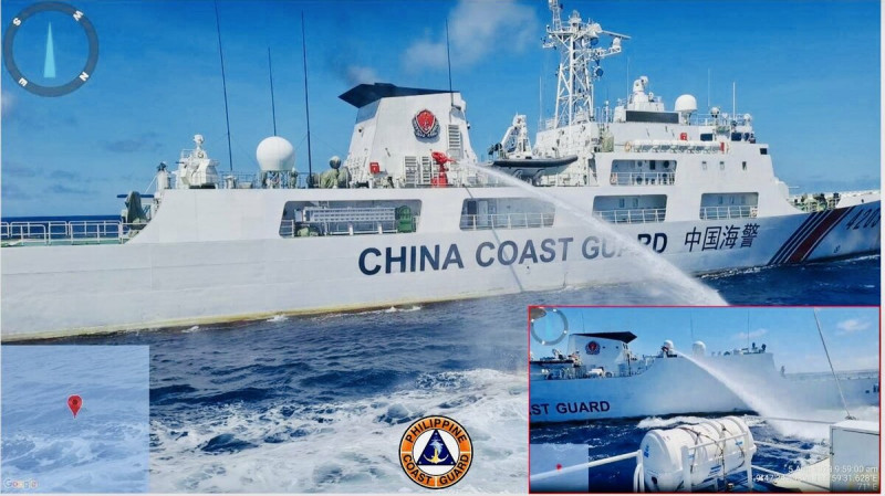 菲律賓海岸警衛隊指中國海警船使用高壓水砲攻擊菲國船隻。   圖：翻攝@jaytaryela推特