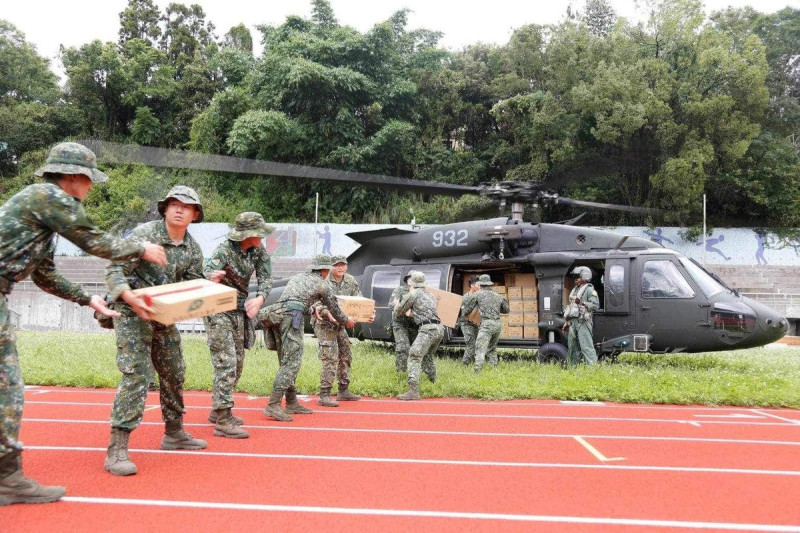 空軍救護隊上午透過UH-60M黑鷹直升機載運物資，抵達南投縣仁愛鄉仁愛農工操場。   圖：翻攝自蔡英文臉書
