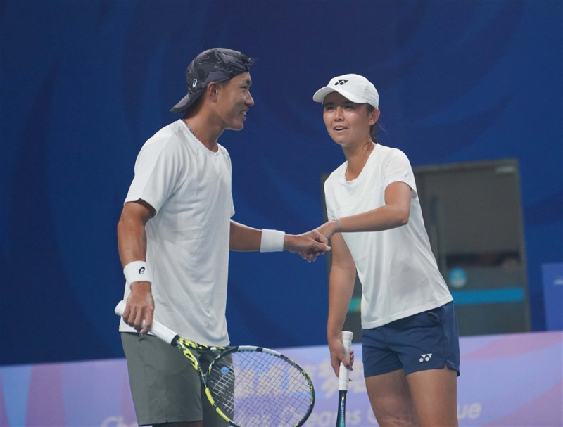 台灣網球混雙組合許育修（左）、吳芳嫺（右）6日在成都世大運力克中國組合，替台灣摘下本屆第7面金牌。   圖：大專體總提供