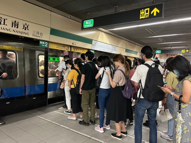 今(7)日北捷小南門站傳出列車異常，造成新店往松山方向大延誤。   圖：林岑韋／攝