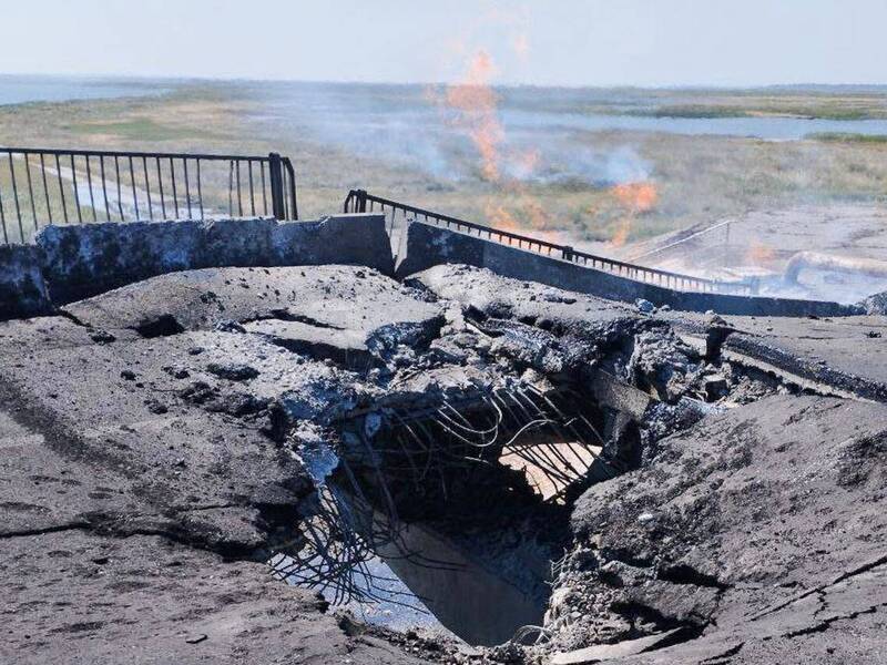烏克蘭發射「暴風之影」巡弋飛彈，攻擊連接克里米亞半島和赫爾松地區的瓊加爾大橋。   圖：翻攝推特