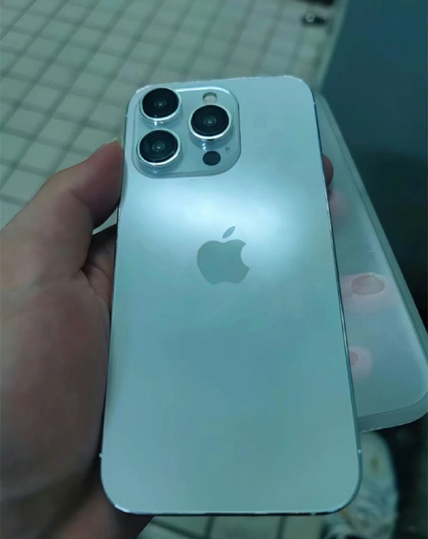 近日竟傳出有中國工廠流出的iPhone 15 Pro實機照，顯示接口、鏡頭、靜音鍵等３大設計的改變。   圖：翻攝自《CNMO中國》