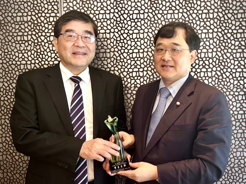 新光醫院副院長洪子仁(右)致贈恭賀獎座。   圖：高雄醫學大學提供