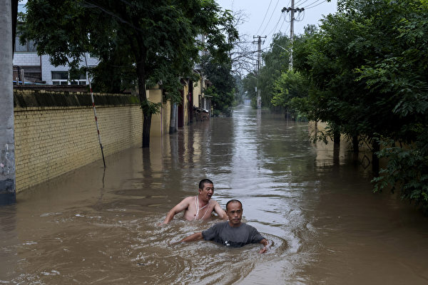 涿州市洪水氾濫，當地村民在深水中掙扎。   翻攝自大紀元