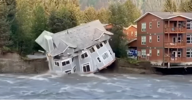 美國阿拉斯加州首府朱諾附近的一座冰川大壩破裂決堤引發大洪水，有建築發生坍塌被洪水沖走。   圖 : 影片截圖