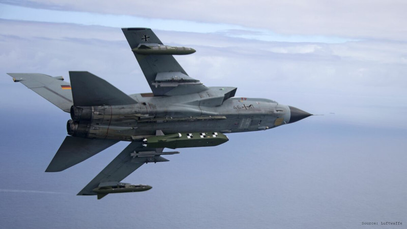金牛座巡弋飛彈被設計掛載於龍捲風戰機（Tornado）、歐洲颱風戰機（Eurofighter Typhoon）上。圖為龍捲風戰機掛載著一枚金牛座飛彈進行測試。   圖：翻攝自德國空軍