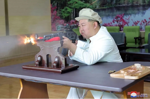 北韓領導人金正恩視察兵工廠，並親自開槍測試。   圖 : 翻攝自朝中社
