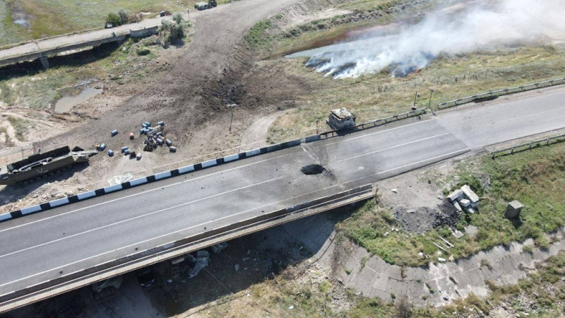 烏軍空襲造成瓊格爾大橋受損。   圖 : 翻攝自推特