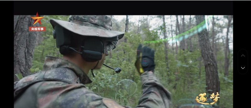 在《央視》製作的軍事紀錄片《逐夢》中可見，中國解放軍透過特製頭盔，用擴增實境的方式獲取前線資訊。   圖：翻攝自騰訊網／央視軍事