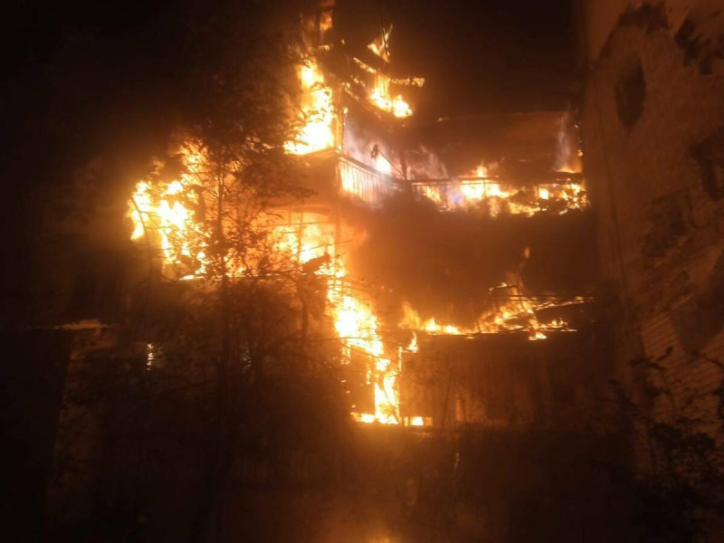 烏軍佔領的赫爾松城晚間遭俄軍攻擊傳出大火，導致 1 人死亡， 12 人受傷。   圖：翻攝自MAKS 23 X 平台