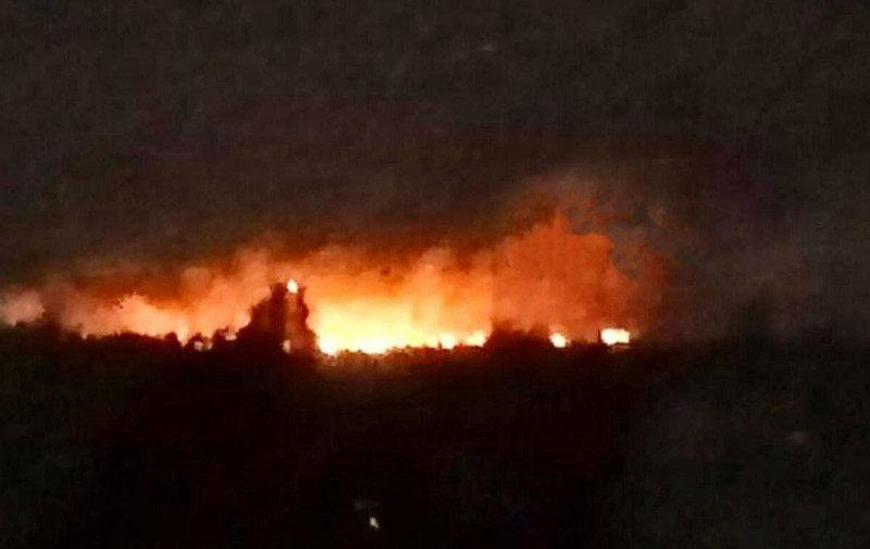 位於聶伯河左岸，遭俄軍佔領的赫爾松地區晚間冒出大火。   圖：翻攝自MAKS 23 X 平台