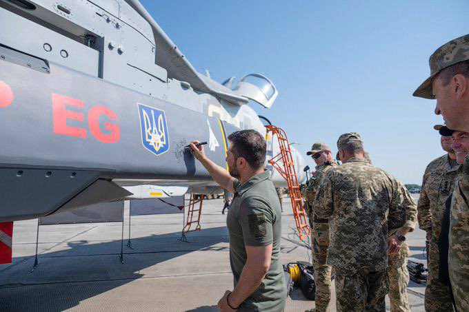 烏克蘭總統澤連斯基於法國新一波援助的飛彈上寫下：「祝入侵者好運」，希望能擊潰敵軍。   圖：翻攝自推特@JohnZhangSV