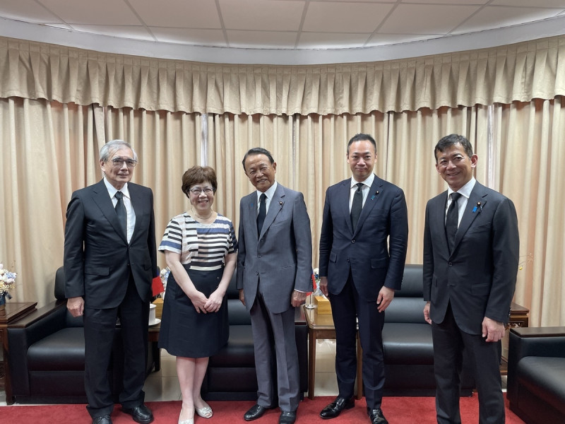 日本前首相麻生太郎(中)7日前往五指山李登輝墓前弔唁   圖：李登輝基金會/提供