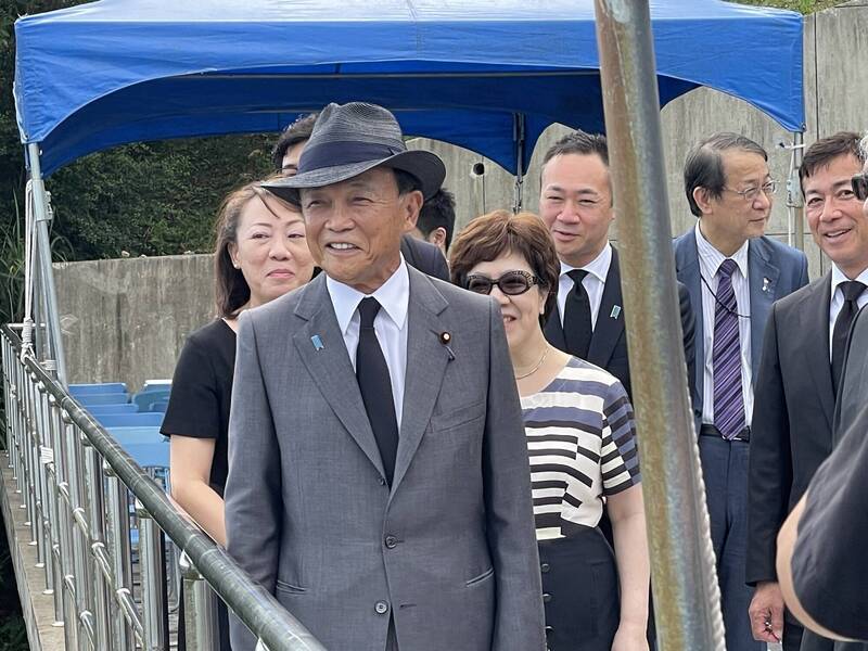 日本前首相麻生太郎(圖中戴紳士帽者)7日前往五指山李登輝墓前弔唁。   圖：李登輝基金會/提供