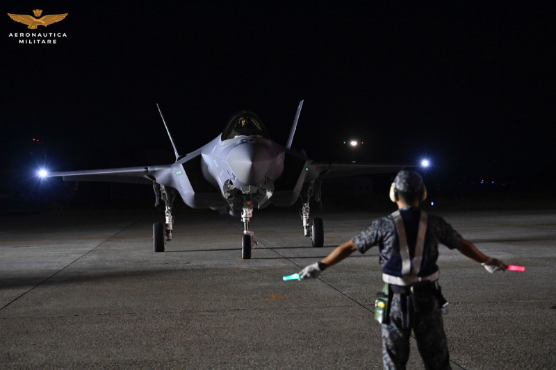 義大利空軍 F-35 4 日抵達日本小松空軍機場，將與日本航空自衛隊（JASDF）展開聯合訓練。   圖：翻攝自義大利空軍X平台