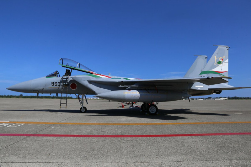 為了紀念義大利首次前往日本進行聯合訓練及義大利空軍百周年，航空自衛隊特地將一架 F-15J 塗上紀念塗裝。   圖：翻攝自小松機場X平台