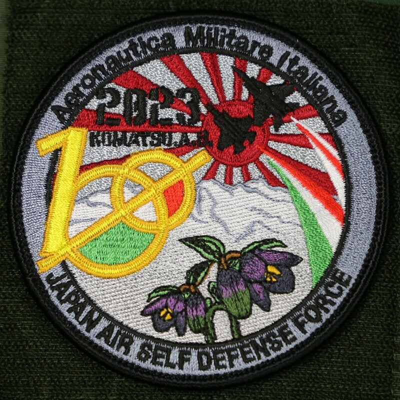 日本航空自衛隊特別製作紀念臂章，以紀念與義大利的聯合訓練。   圖：翻攝自小松機場X平台