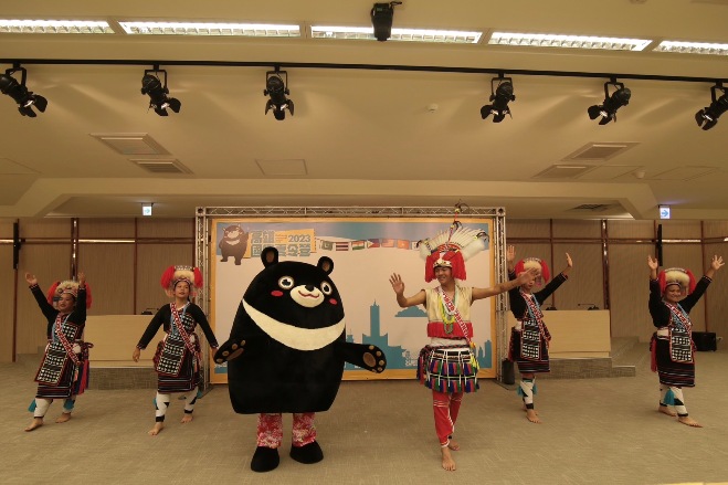 麒麟原住民文化藝術團及高雄熊合跳迎賓舞。   圖：高雄市行國處提供