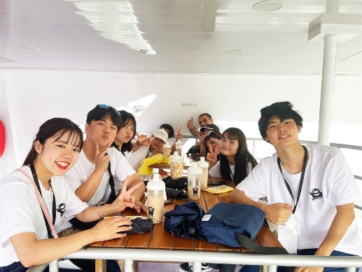 國際學生在文化遊艇上享受高雄海洋之美。   圖：高雄市行國處提供