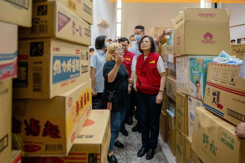 南投災情嚴重，當地原住民青年「自己的部落自己救」，總統蔡英文（前排右）親自到訪民間賽德克青年會的謝緯紀念營地訪察。   圖：翻攝自蔡英文臉書