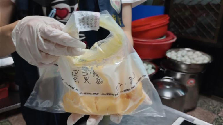 「阿箴越南法國麵包」初步檢驗報告出爐。已有7件驗出「沙門氏桿菌」陽性。衛生局已對該攤位處以54萬元罰款，不排除再加罰。   圖：桃園市衛生局／提供