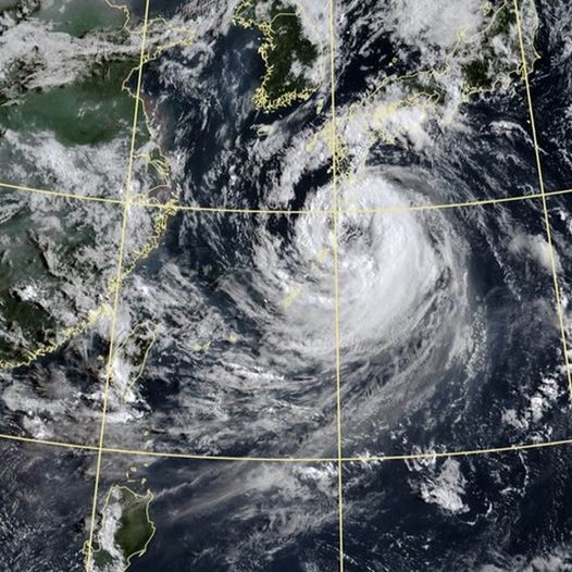 上週遠離台灣的卡努仍持續發揮影響力，成為一個長命颱風。   圖：取自鄭明典臉書